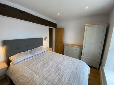 Luxury Apartment Woodsmill View - on the river - with balcony - Recently refurbished