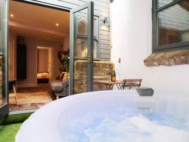 The Holgate Hideaway with Hot Tub