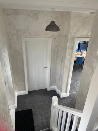 Stylish Hot Tub House with free parking!