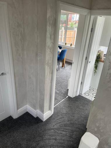 Stylish Hot Tub House with free parking!