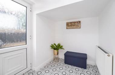 Stylish Hot Tub House with free parking!