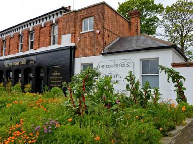 Corner House apartment