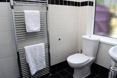 Spacious Contractor House for Large Groups - parking available by Sussex Short Lets