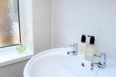 Spacious Contractor House for Large Groups - parking available by Sussex Short Lets