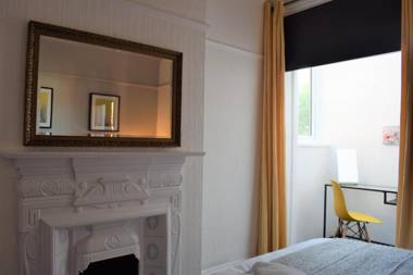 Spacious Contractor House for Large Groups - parking available by Sussex Short Lets