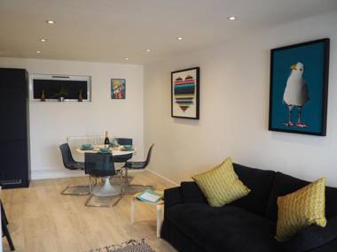 Beautiful 2BD Coastal Hideaway Central Worthing