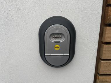 River guest house with jacuzzi and boat hire