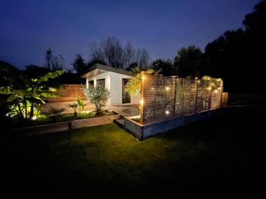 River guest house with jacuzzi and boat hire