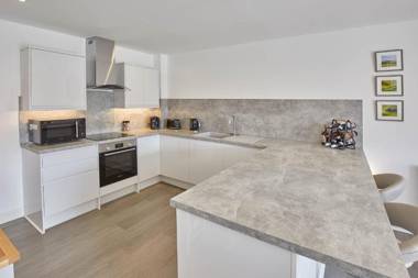 Host & Stay - Even Keel