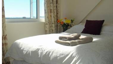 Harlequin Guest House with parking