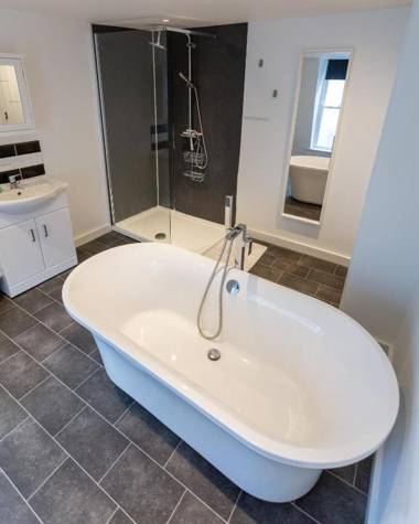 Ocean Apartment 50 yds to Beach Sleeps 10