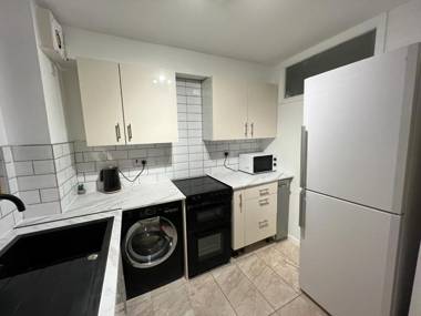 Impeccable 2-Bed Apartment in Grays London
