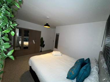 Impeccable 2-Bed Apartment in Grays London