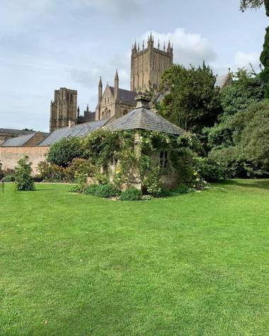 Impeccable 1-Bed Apartment in Wells