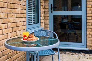 Emerald Court Executive Watford Central Apartment by PAY AS U STAY