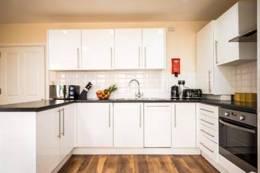 Emerald Court Executive Watford Central Apartment by PAY AS U STAY