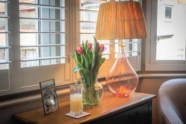 Immaculate 5 Bed House with Unique Cellar Bar