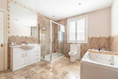 Immaculate 5 Bed House with Unique Cellar Bar