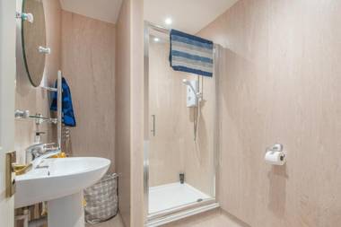 Immaculate 5 Bed House with Unique Cellar Bar