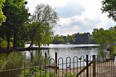 "Book Today" - 4 bed house Sleeps up to 10 Free wifi Perfect for Family & Business Travelers - Hartco Serviced Accommodation Walsall