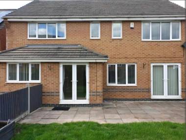 Stunning 4-Bed House in Walsall