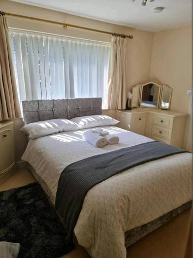 Stunning 4-Bed House in Walsall