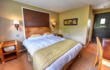 Narrowboat at Weedon