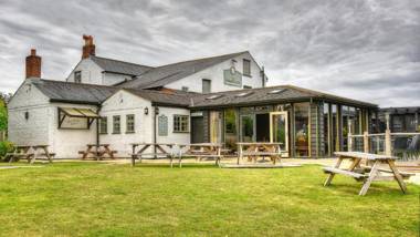 Narrowboat at Weedon