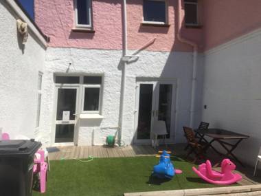 SINGER HOUSE PAIGNTON BEACH SEAFRONT TORBAY Free Parking Free WIFI Over 11 THOUSAND Children & Familys have visited at SINGER HOUSE