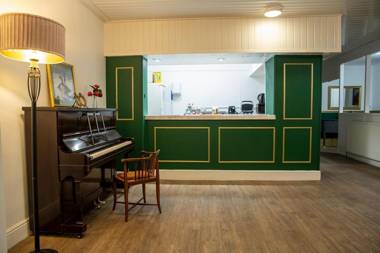 The Maycliffe Hotel by Paymán Club