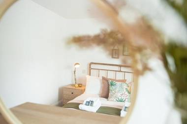 Luxe Torquay Central Apartments Overlooking Harbour Near Babbacoombe & Beach