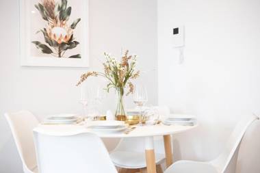 Luxe Torquay Central Apartments Overlooking Harbour Near Babbacoombe & Beach