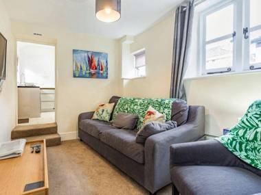 Lovely Period Cottage sleeps 4 resting in Torquay