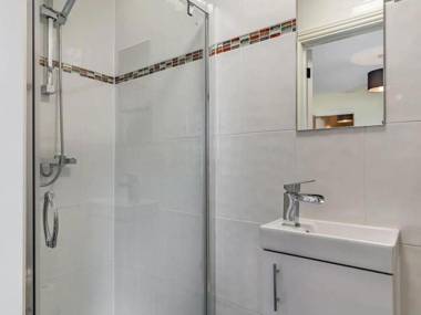 Lovely Period Cottage sleeps 4 resting in Torquay