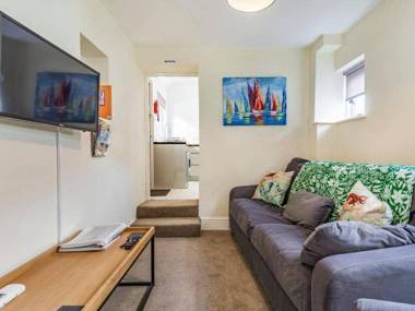 Lovely Period Cottage sleeps 4 resting in Torquay