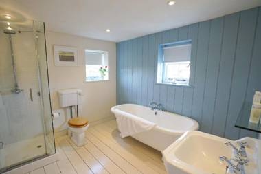 1 South Cottages with Guest Wing