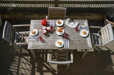 1 South Cottages with Guest Wing