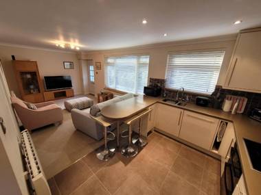 Captivating 2 bedroom bungalow in mumbles