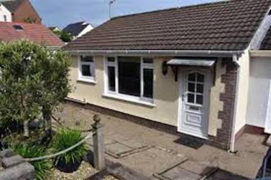 Captivating 2 bedroom bungalow in mumbles