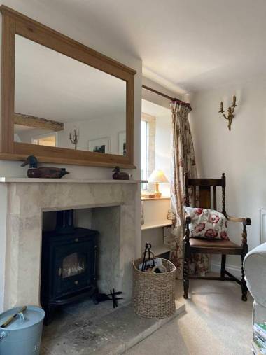 Traditional Cotswold Stone Peaceful Cottage with stunning views