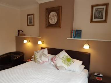 Penryn Guest House ensuite rooms free parking and free wifi