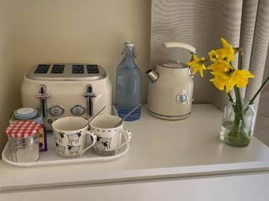 Private Entry Double bedroom with beautiful views!