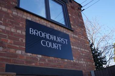 Air Host and Stay - Apartment 5 Broadhurst Court sleeps 6 minutes from town centre