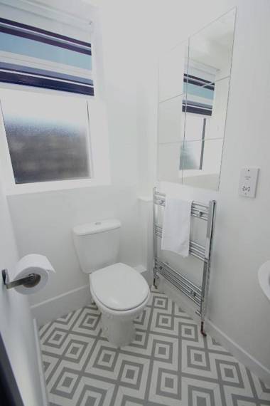 Air Host and Stay - Apartment 3 Broadhurst Court sleeps 4 minutes from town centre