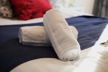 Air Host and Stay - Apartment 4 Broadhurst Court sleeps 4 minutes from town centre