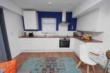 Air Host and Stay - Apartment 4 Broadhurst Court sleeps 4 minutes from town centre