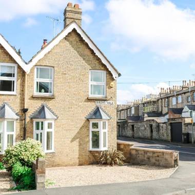 Central Stamford Townhouse With Parking