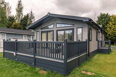 The Waterhole Lodge with Hot Tub