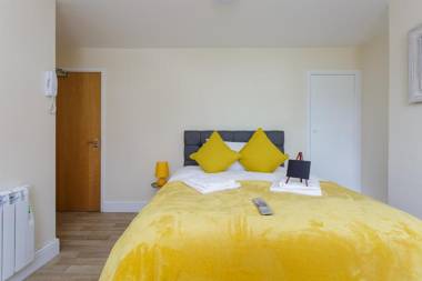 St Mary's - Modern Central Huge Studio Apartments