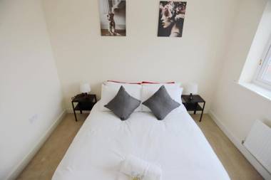 EasyTravel Luxury NEC/Airport 3 beds House